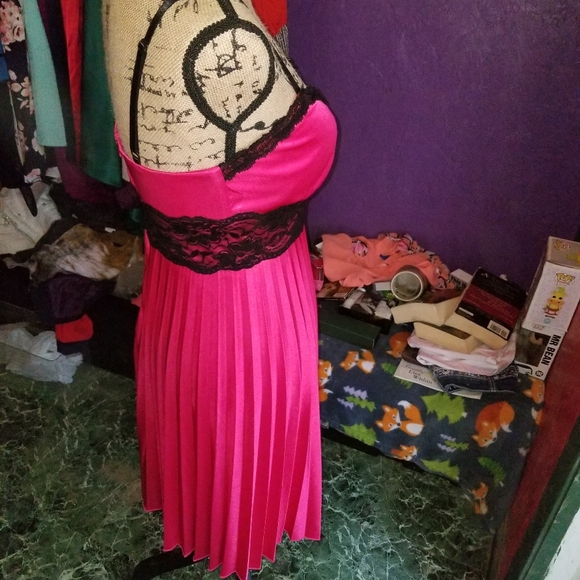 Windsor pink pleated dress - Picture 2 of 8